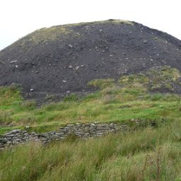 first-minister-calls-summit-after-wattstown-coal-tip-landslide