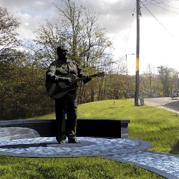 max-boyce-sculpture-given-go-ahead-to-be-erected-on-towns-high-street