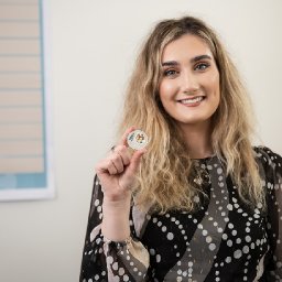 welsh-artist-designs-royal-mints-new-through-the-looking-glass-coin