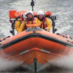 london-couple-to-raise-money-for-rnli-by-visiting-every-lifeboat-station-in-wales-in-a-porsche