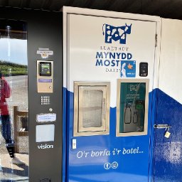 petition-to-save-farmers-einion-and-elliws-milk-vending-machines-tops-5000-signatures