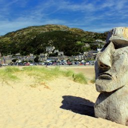 sunbathers-warned-not-to-overdo-it-as-wales-braces-for-what-could-be-hottest-june-day
