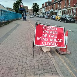 stray-welsh-language-sign-pops-up-in-coventry-raises-a-smile-among-the-welsh-community