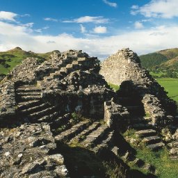 the-800-year-old-medieval-castle-tucked-away-on-a-rocky-hillfort-in-snowdonia