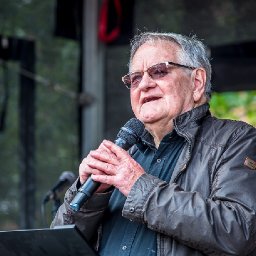 watch-dafydd-iwan-fires-up-the-crowd-with-yma-o-hyd-and-hen-wlad-fy-nhadau-at-independence-rally