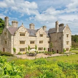 tudor-country-manor-that-comes-with-lake-cinema-and-plenty-of-history