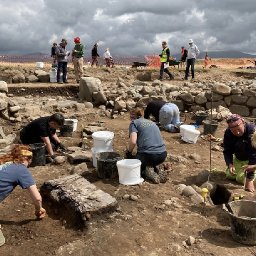 archaeologists-reveal-secrets-of-ancient-roundhouse-before-its-claimed-by-the-sea
