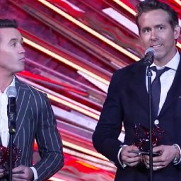 ryan-reynolds-goes-welsh-as-he-accepts-the-dragon-award-from-the-government-of-wales-for-his-and-rob-mcelhenneys-amazing-work