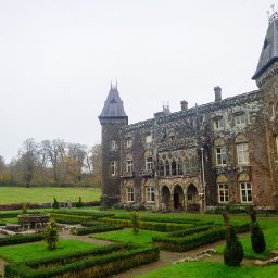 the-gorgeous-country-park-where-you-can-explore-a-mansion-castle-and-see-deer