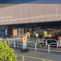 people-are-loving-the-welsh-supermarket-with-the-longest-sign