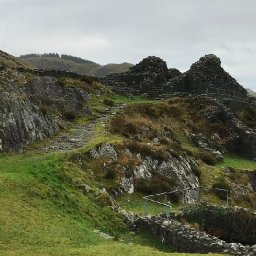ruined-castle-on-rocky-outcrop-once-home-to-the-most-powerful-welshman-alive