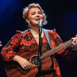 bronwen-lewis-makes-her-fans-dreams-come-true