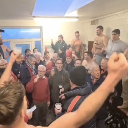 watch-choirs-incredible-rendition-of-yma-o-hyd-in-changing-room