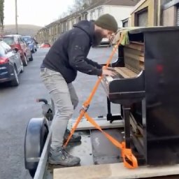 watch-welsh-musician-plays-piano-through-the-streets-of-the-valleys