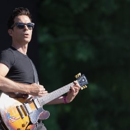 watch-welsh-stereophonics-frontman-kelly-jones-opens-up-about-death-of-band-mate-stuart-cable-in-new-podcast