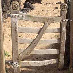 stunning-narnia-gate-on-north-wales-beach-captures-worlds-imagination