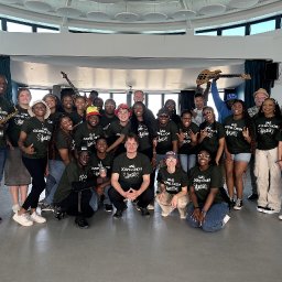 alabama-students-in-welsh-window-memorial-tour-wow-aberystwyth-crowds-heraldwales