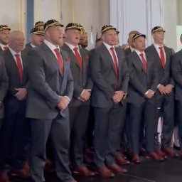 watch-wales-squads-brilliant-rendition-of-calon-lan-on-arrival-in-france