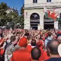 watch-massive-wales-rugby-choir-belt-out-traditional-songs-in-lyon