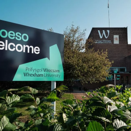 professor-at-welsh-uni-brands-bilingual-road-signs-irrelevant-and-dangerous