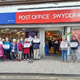 campaigners-picket-post-office-over-lack-of-welsh-language-services